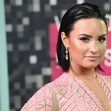 Demi Lovato Pose Topless Pour Le Magazine Complex Photos