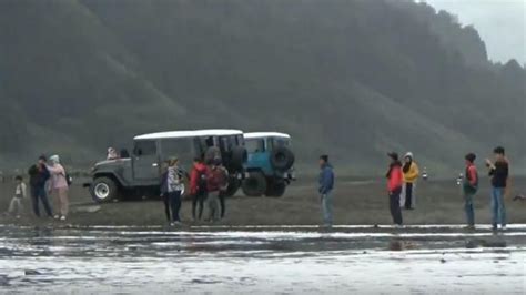 Kumpulan berita paling heboh dan viral. Viral Video Banjir di Lautan Pasir Gunung Bromo ...