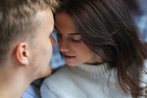 Casal De Lésbicas Se Beijando De Manhã Foto Premium