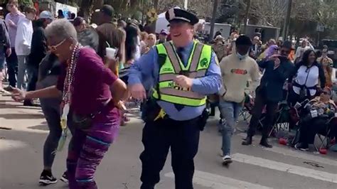 New Orleans Police Officer Joins Mardi Gras Crowd To Dance Fox News