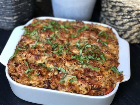 Macaroni Ovenschotel Met Gehakt Kruidige Tomatensaus En Kaas Familie Over De Kook