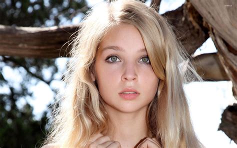 Beautiful Young Model With Striking Green Eyes Hoodoo Wallpaper