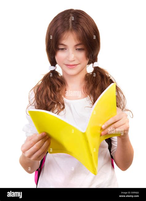 Portrait Of Cute Teen Girl Reading Book Isolé Sur Fond Blanc Faire Ses Devoirs Le Retour à L