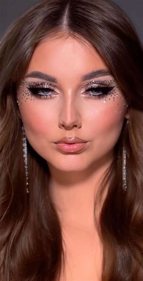 40 Gorgeous Holiday Makeup Ideas Rhinestones Smokey Cat Eyes