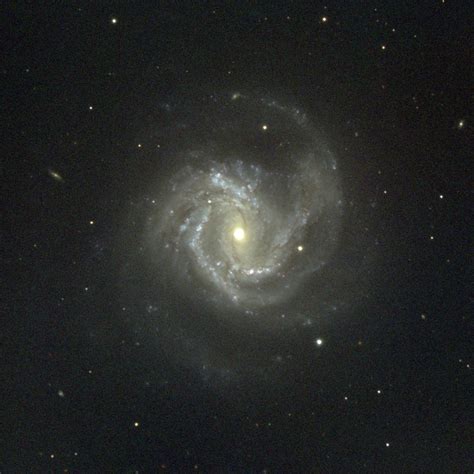 Es un subtipo de galaxia espiral, caracterizados por la presencia de una barra central de la que típicamente parten dos brazos espirales. Galáxias espiral-barradas