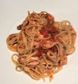 La pasta con ricciola e pomodorini e un sugo perfetto per condire gli spaghetti. Pasta con sugo di ricciola - Primo non Sprecare