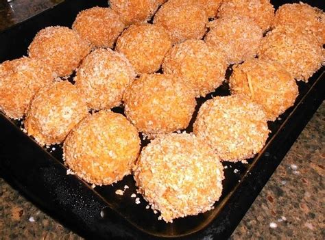 In a frying pan heat 1 tbsp of butter and 1 of olive oil. They Be Lovin' Dem Deep Fried Spaghetti Balls | Recipe ...