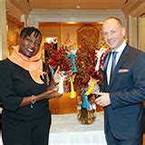 Auma obama speaks about her foundation, her family and what she has learned about the art of leadership. Regent Berlin unterstützt Auma Obama Foundation: Kleine ...