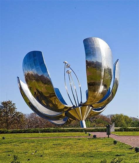 Argentine Sculptor Eduardo Catalano Erected This Giant Aluminium And