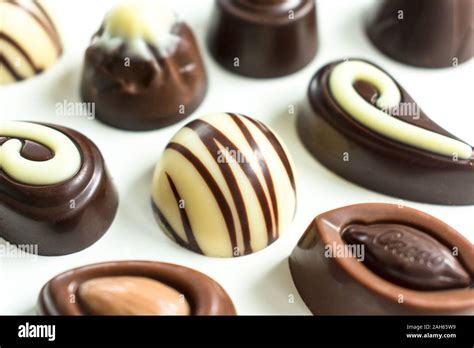 Arrière Plan De Chocolats Différents Sur Un Fond Blanc Mise à Plat