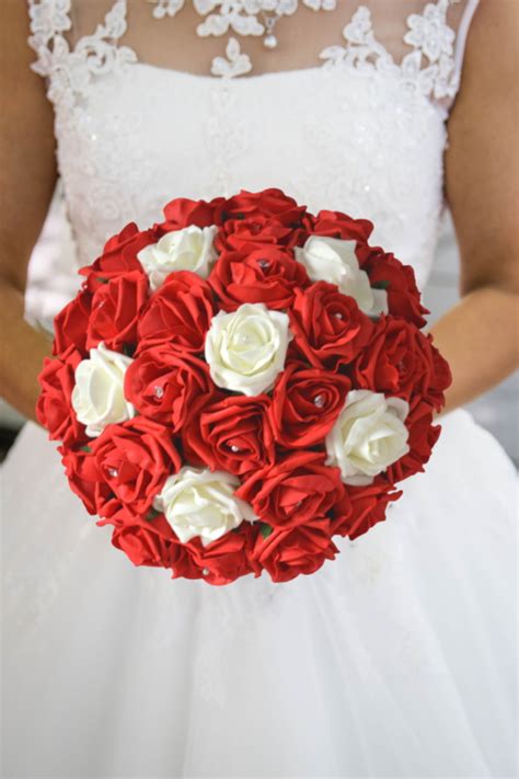 Create A Stunning Red And White Rose Wedding Bouquet That Will Make
