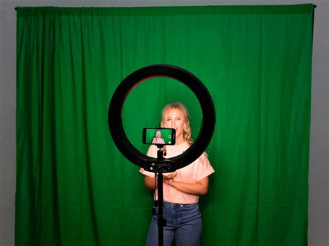 A Beginners Guide To Using Chroma Key Green Screens For Videos