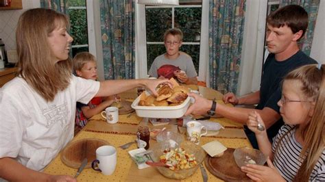 Familie: Die meisten Familien essen abends gemeinsam | Augsburger ...