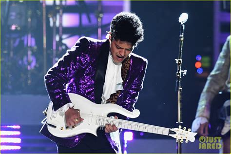 Bruno Mars Pays Tribute To Prince At Grammys 2017 Watch Now Photo 3858658 Bruno Mars