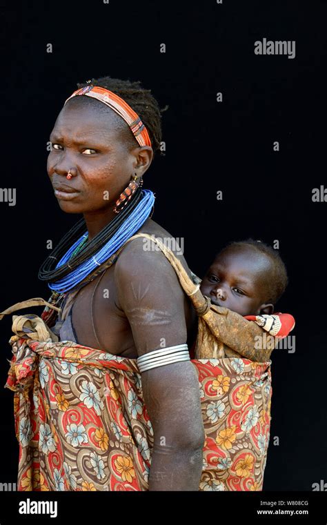 Woman Baby Traditional Carrying Hi Res Stock Photography And Images Alamy