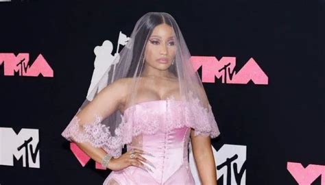 Nicki Minaj Suffers Wardrobe Malfunction At Mtv Vmas The Rahnuma E Deccan Daily