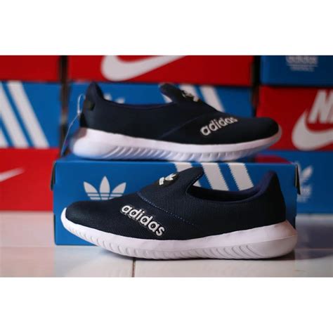 Untuk melengkapi bagian kerah, reebok menyematkan tali sepatu dan lubang tali berwarna beige, serta tab pengait (pull tab) di lidah dan tumit. SEPATU ADIDAS SLIP ON BIRU NAVY SEPATU TANPA TALI | Shopee ...