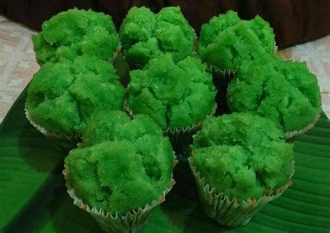 Cara buatnya sangat mudah dan hasil nya juga super ngembang ya bunda. Resep Bolu Kukus Pandan Santan Tanpa Mixer - Resep Cara ...