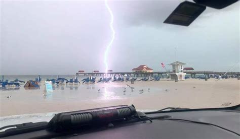 Shocking Photos Lightning Strikes Near Florida Beach Mia Express