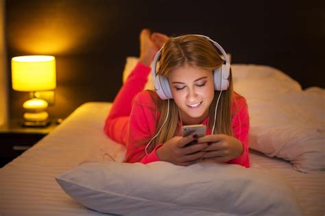 Free Photo Young Pretty Blond Women Smiling Listening To The Music