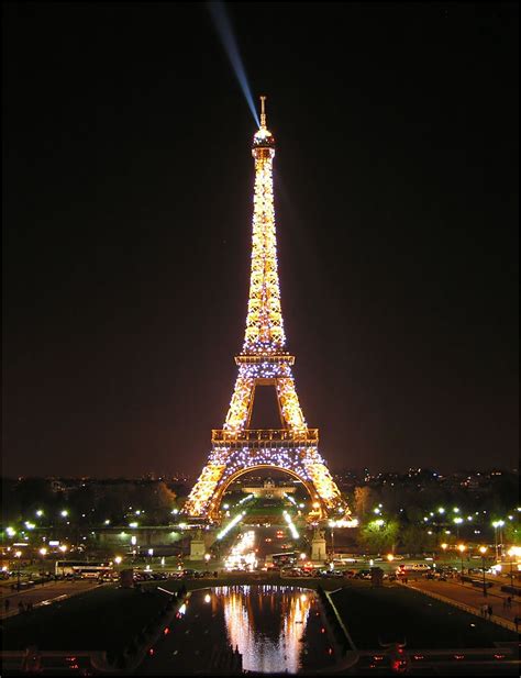 Yes It Actually Sparkles La Tour Eiffel Located In Champ De Mars