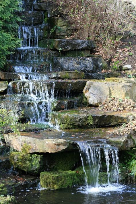 Es kann spaß zeugen, ihre hinterhöfe zu dekorieren. Kleiner Wasserfall im Botanischen Garten Foto & Bild ...