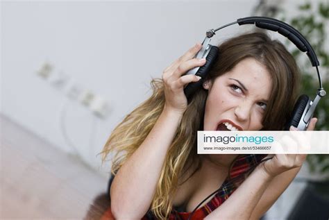 Junge Frau Mit Kopfhoerern Babe Woman With Headphones BLWS