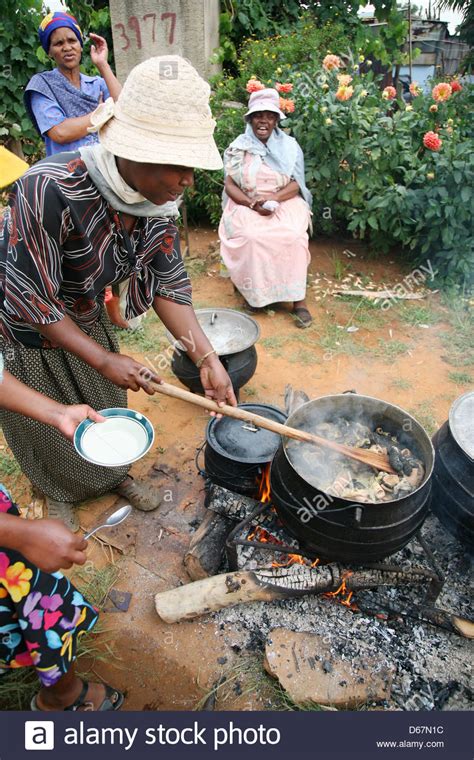 Frågan publiceras offentligt på sidan för frågor och svar. African women cooking in a large pot, outside Stock Photo ...