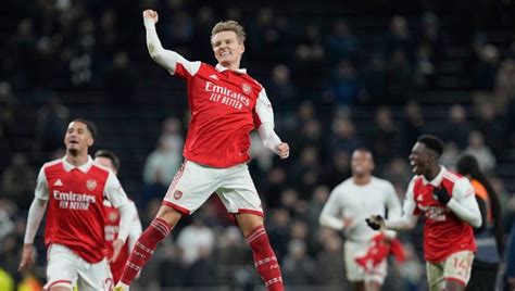 Arsenal Sink Spurs To Move Eight Clear In Premier League