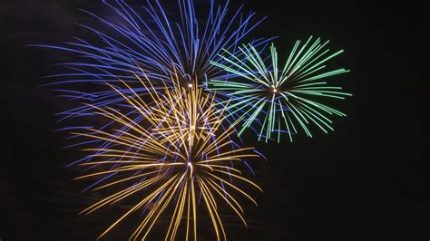 Download Wallpaper 1366x768 Salute Fireworks Night Sparks Tablet