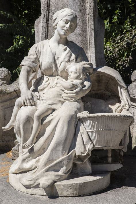 Het Standbeeld Van Le Petit Quinquin In Alexandre Desrousseaux Monument