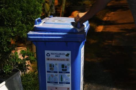 Tong sampah keren merupakan tempat sampah yang memiliki tempat pembuangan pada satu tempat sampah. WNI di Singapura Ditangkap Atas Tuduhan Buang Bayi ke Tong ...