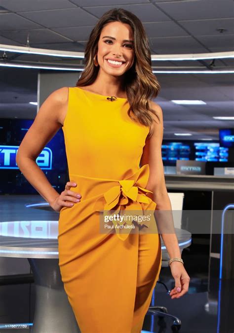 Tv Host Jennifer Lahmers On The Set Of Extra At Burbank Studios On