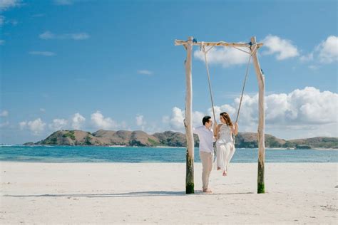 Prewedding saat ini menjadi hal yang lumrah dilakukan bagi calon pasangan baru sebelum jika belum mungkin anda bisa mempertimbangkan 7 pantai di jogja untuk prewedding romantis anda. 11 Inspirasi Menakjubkan Foto Prewedding Pantai di Lombok ...