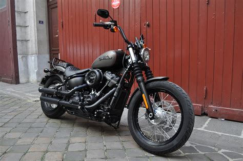 For decades, their white armor with the oversized helmet. HARLEY DAVIDSON STREET BOB 2018 1745 cm3 | moto custom ...