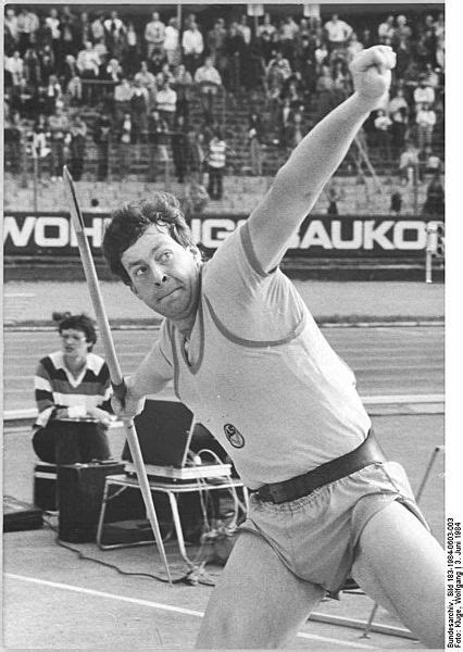 Uwe hohn (rheinsberg, july 16, 1962) is a former german javelin thrower, who wrote history by throwing beyond 100 meters. Citius Altius Fortius: juni 2011