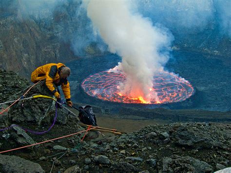 The volcano is famous for persistent lava lake activity in. El lago de lava del volcán Nyiragongo en el Congo (hermoso ...