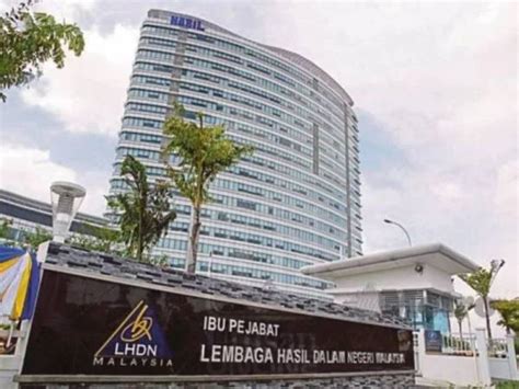 Pendapatan dari cukai tembakau di tahun ini masih on the track, target on track ya. Kerajaan turun kadar cukai pendapatan