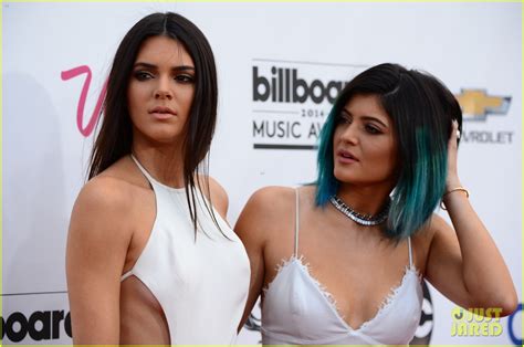 Kendall Jenner Starts To Introduce Wrong Group At Billboard Music
