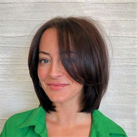 Feathered Bob With Long Swoopy Bangs Bob Hairstyles With Bangs Bob