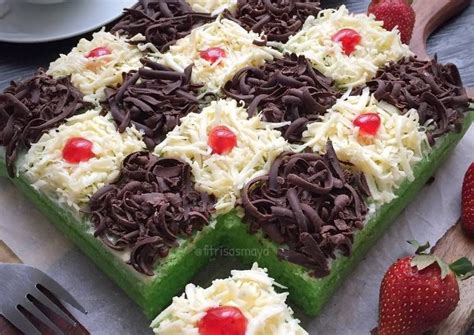 Tuang adonan putih, lalu adonan pandan. Gambar Kue Cake Mini