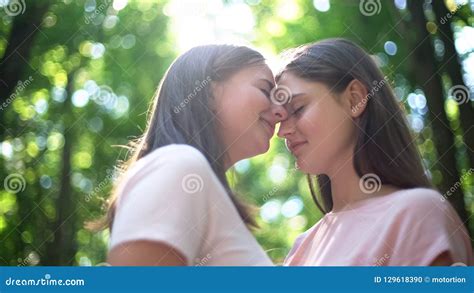 Date Intime De Deux Lesbiennes Attitude Affectueuse Entre Eux Plan Rapproch Photo Stock