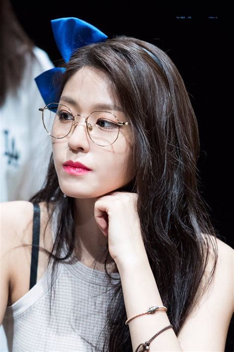 aoa kim seolhyun 김설현 in glasses at gangnam bingle bangle fansign 180617 설현 설현이 설현아리‬