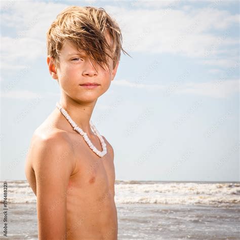 Foto De Closeup Portrait Of Young Preteen Boy Standing At The Beach