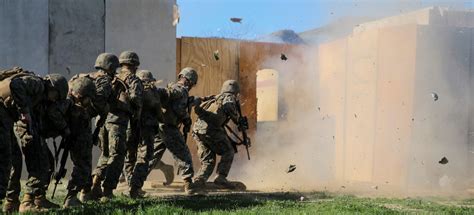 Combat Engineers Teach Infantrymen Breaching Tactics 1st Marine