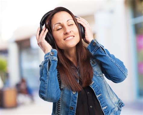 Mujer De Escuchar Música Foto Gratis