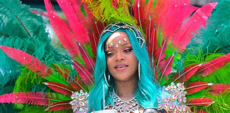 Rihanna Esplosiva Alla Barbados Parade Con Piume Rosa Shocking E Mini
