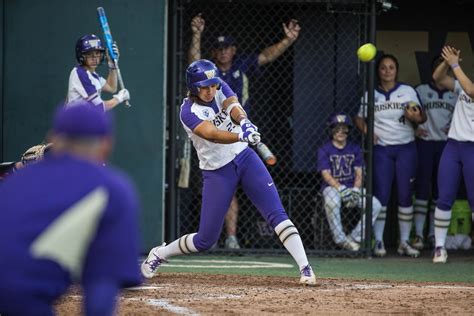 Uw Huskies Softball Edges Utah 2 1 To Capture Final Spot In Womens