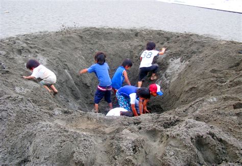 Kugenuma Beach Hole Diggers Mike Grist