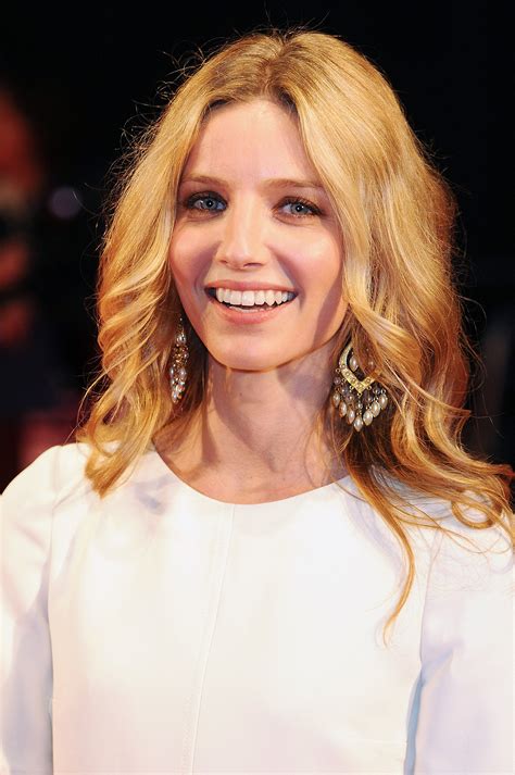 British Beauty Annabelle Wallis Was On The Red Carpet For The Hello